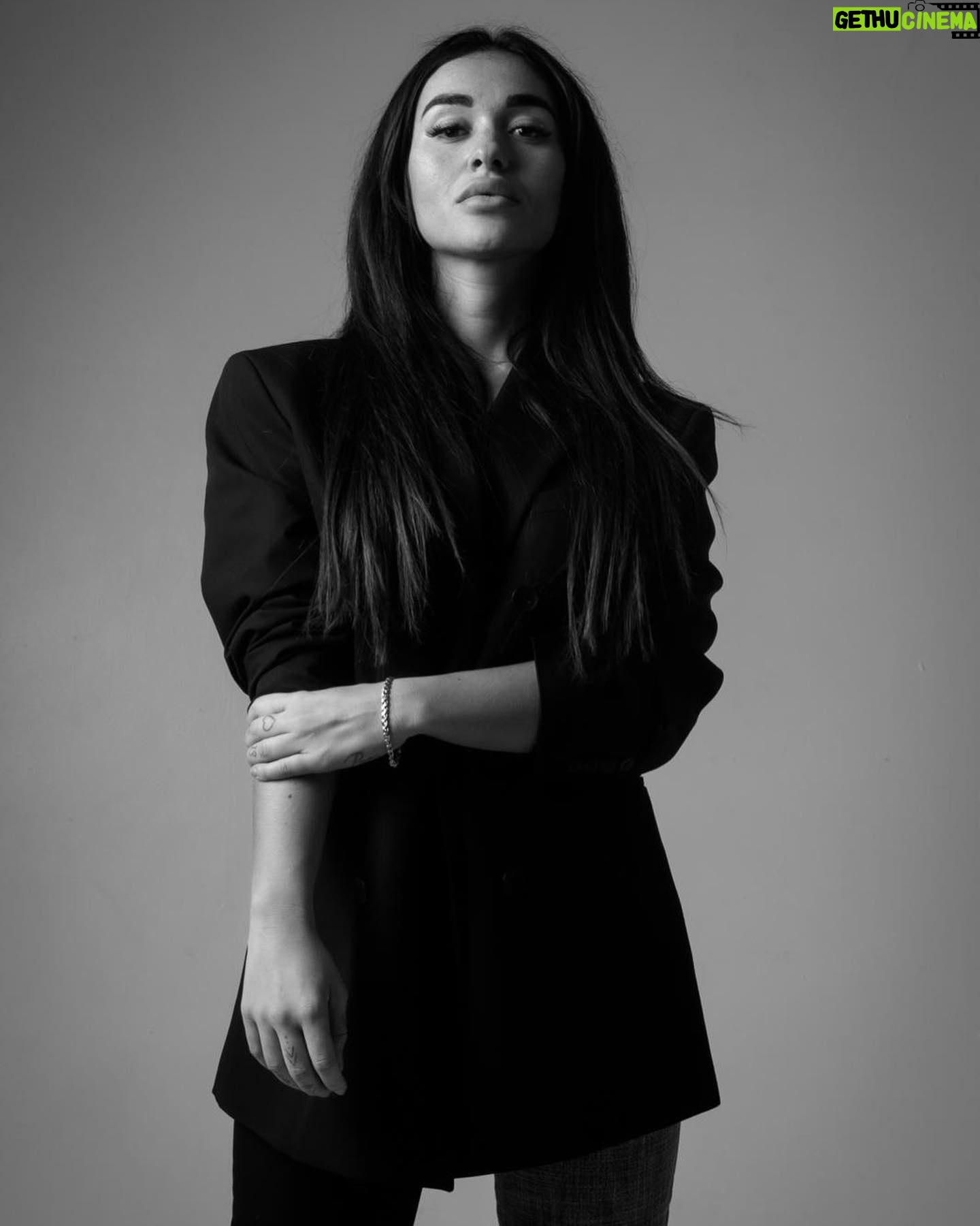 Laetitia Lina Derridj - 3.6K Likes - Il est temps de faire le point:
Ultimatum était une expérience merveilleuse qui m’a permise de confirmer 2 choses :
- l’amour triomphe toujours
- l’honnêteté quoi qu’il arrive.
J’ai lu différents points de vues me concernant et concernant ma relation amoureuse avec @sophianne_ultimatumfr. Je les ai compris et partagés pour certains, j’ai essayé de faire comprendre à d’autres que ce qu’ils voyaient été mal interprété…
Seulement @sophianne_ultimatumfr m’a dit « laisse les gens parler car quoi que tu dises, que tu fasses ils resteront sur une idée qui les arrange et peu importe, la vérité ne les intéresse pas». Je me suis rendue compte à ce moment précis que je n’avais aucune justification à donner a qui que ce soit car je ne suis pas ce genre de personne en réalité. Je ne justifie mes actes qu’auprès des personnes que j’aime et qui comptent pour moi.
L’un de mes défauts et de toujours vouloir rétablir les vérités, je déteste les injustices mais cette fois ci je lâche prise.
Heureusement la grande majorité ont compris ce qui c’est passé dans Ultimatum et je vous remercie pour vos messages, j’ai adoré échanger avec vous et j’espère le faire encore.
Je suis heureuse d’avoir rencontré @sarah_ultimatumf et @andre_ultimatum, je ne laisse pas beaucoup de personnes entrer dans ma vie mais lorsque je le fais c’est que j’ai une totale confiance. Ils m’ont montrés à quel point ils étaient loyaux, honnêtes et tellement bons. Vous êtes de véritables amis et je vous remercie pour tout ce que vous nous apportez à @sophianne_ultimatumfr et moi au quotidien 🫶🏻
@sophianne_ultimatumfr mon amour, les mots ne seront jamais suffisant pour décrire l’amour que je te porte. On a traversé tellement de choses durant ces dernières années, tu ne m’as jamais abandonné, tu es l’homme qui me soutient et protège contre tous, tu es mon meilleur ami et mon grand amour, Je t’aime ❤️
Sachez que nous vivons notre vie et que nous sommes heureux, faites de même car notre vie n’a pas commencé lors d’Ultimatum et ne s’arrêtera pas à la fin de ce programme… donc ne prenez pas trop ça à coeur 😘
Fin du chapitre, place à la suite !
📸 by @mk1_photography