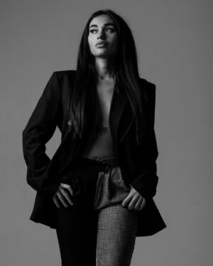 Laetitia Lina Derridj Instagram - Il est temps de faire le point:

Ultimatum était une expérience merveilleuse qui m’a permise de confirmer 2 choses :
- l’amour triomphe toujours 
- l’honnêteté quoi qu’il arrive.
J’ai lu différents points de vues me concernant et concernant ma relation amoureuse avec @sophianne_ultimatumfr. Je les ai compris et partagés pour certains, j’ai essayé de faire comprendre à d’autres que ce qu’ils voyaient été mal interprété… 

Seulement @sophianne_ultimatumfr m’a dit « laisse les gens parler car quoi que tu dises, que tu fasses ils resteront sur une idée qui les arrange et peu importe, la vérité ne les intéresse pas». Je me suis rendue compte à ce moment précis que je n’avais aucune justification à donner a qui que ce soit car je ne suis pas ce genre de personne en réalité. Je ne justifie mes actes qu’auprès des personnes que j’aime et qui comptent pour moi.
L’un de mes défauts et de toujours vouloir rétablir les vérités, je déteste les injustices mais cette fois ci je lâche prise. 
Heureusement la grande majorité ont compris ce qui c’est passé dans Ultimatum et je vous remercie pour vos messages, j’ai adoré échanger avec vous et j’espère le faire encore.

Je suis heureuse d’avoir rencontré @sarah_ultimatumf et @andre_ultimatum, je ne laisse pas beaucoup de personnes entrer dans ma vie mais lorsque je le fais c’est que j’ai une totale confiance. Ils m’ont montrés à quel point ils étaient loyaux, honnêtes et tellement bons. Vous êtes de véritables amis et je vous remercie pour tout ce que vous nous apportez à @sophianne_ultimatumfr et moi au quotidien 🫶🏻

@sophianne_ultimatumfr mon amour, les mots ne seront jamais suffisant pour décrire l’amour que je te porte. On a traversé tellement de choses durant ces dernières années, tu ne m’as jamais abandonné, tu es l’homme qui me soutient et protège contre tous, tu es mon meilleur ami et mon grand amour, Je t’aime ❤️

Sachez que nous vivons notre vie et que nous sommes heureux, faites de même car notre vie n’a pas commencé lors d’Ultimatum et ne s’arrêtera pas à la fin de ce programme… donc ne prenez pas trop ça à coeur 😘

Fin du chapitre, place à la suite ! 

📸 by @mk1_photography