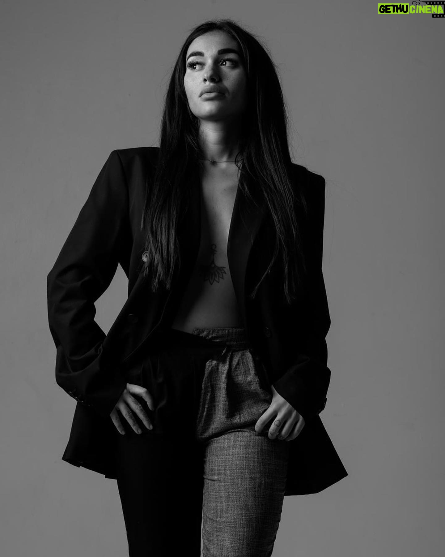 Laetitia Lina Derridj - 3.6K Likes - Il est temps de faire le point:
Ultimatum était une expérience merveilleuse qui m’a permise de confirmer 2 choses :
- l’amour triomphe toujours
- l’honnêteté quoi qu’il arrive.
J’ai lu différents points de vues me concernant et concernant ma relation amoureuse avec @sophianne_ultimatumfr. Je les ai compris et partagés pour certains, j’ai essayé de faire comprendre à d’autres que ce qu’ils voyaient été mal interprété…
Seulement @sophianne_ultimatumfr m’a dit « laisse les gens parler car quoi que tu dises, que tu fasses ils resteront sur une idée qui les arrange et peu importe, la vérité ne les intéresse pas». Je me suis rendue compte à ce moment précis que je n’avais aucune justification à donner a qui que ce soit car je ne suis pas ce genre de personne en réalité. Je ne justifie mes actes qu’auprès des personnes que j’aime et qui comptent pour moi.
L’un de mes défauts et de toujours vouloir rétablir les vérités, je déteste les injustices mais cette fois ci je lâche prise.
Heureusement la grande majorité ont compris ce qui c’est passé dans Ultimatum et je vous remercie pour vos messages, j’ai adoré échanger avec vous et j’espère le faire encore.
Je suis heureuse d’avoir rencontré @sarah_ultimatumf et @andre_ultimatum, je ne laisse pas beaucoup de personnes entrer dans ma vie mais lorsque je le fais c’est que j’ai une totale confiance. Ils m’ont montrés à quel point ils étaient loyaux, honnêtes et tellement bons. Vous êtes de véritables amis et je vous remercie pour tout ce que vous nous apportez à @sophianne_ultimatumfr et moi au quotidien 🫶🏻
@sophianne_ultimatumfr mon amour, les mots ne seront jamais suffisant pour décrire l’amour que je te porte. On a traversé tellement de choses durant ces dernières années, tu ne m’as jamais abandonné, tu es l’homme qui me soutient et protège contre tous, tu es mon meilleur ami et mon grand amour, Je t’aime ❤️
Sachez que nous vivons notre vie et que nous sommes heureux, faites de même car notre vie n’a pas commencé lors d’Ultimatum et ne s’arrêtera pas à la fin de ce programme… donc ne prenez pas trop ça à coeur 😘
Fin du chapitre, place à la suite !
📸 by @mk1_photography