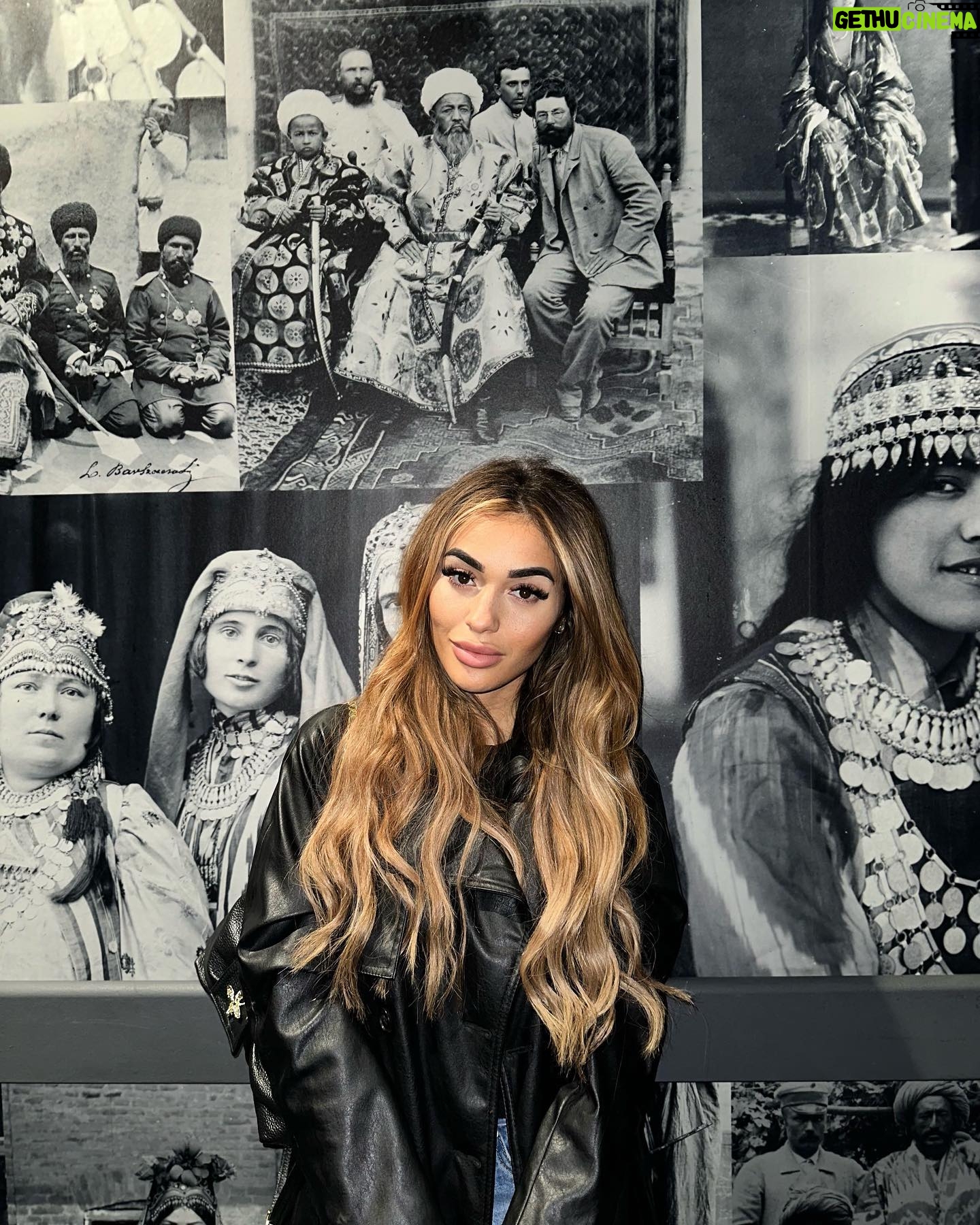 Laetitia Lina Derridj - 3 Likes - Merci à @institutdumondearabe pour cette magnifique exposition « Sur les routes de Samarcande. Merveilles de soie et d’or. »
L’histoire est la mémoire du monde 🌎