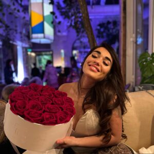 Laetitia Lina Derridj Instagram - Entourez vous de personnes saines envers qui vous avez confiance.
Faire attention à qui l’on fait entrer dans nos vies ne veut pas dire que l’on est hautain mais que nous savons avec qui partager nos valeurs. 

Merci de faire partie de ma vie 🫶🏻

"Il n’y a pas de meilleur miroir qu’un ami véritable."

Merci à @latelierflowerbox pour ce magnifique bouquet ❤️