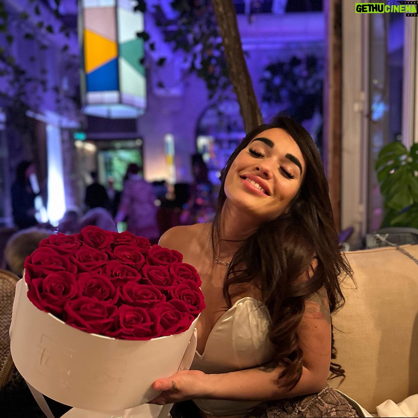 Laetitia Lina Derridj - 6.5K Likes - Entourez vous de personnes saines envers qui vous avez confiance.
Faire attention à qui l’on fait entrer dans nos vies ne veut pas dire que l’on est hautain mais que nous savons avec qui partager nos valeurs.
Merci de faire partie de ma vie 🫶🏻
"Il n’y a pas de meilleur miroir qu’un ami véritable."
Merci à @latelierflowerbox pour ce magnifique bouquet ❤️