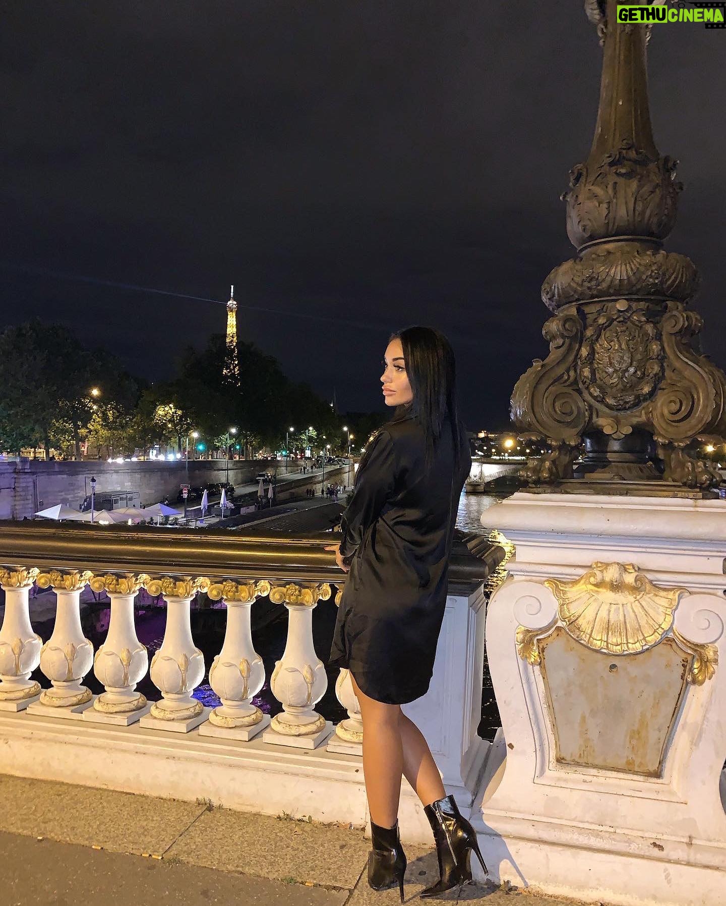 Laetitia Lina Derridj - 4.4K Likes - « Respirer Paris.
cela conserve l’âme. »
Victor Hugo