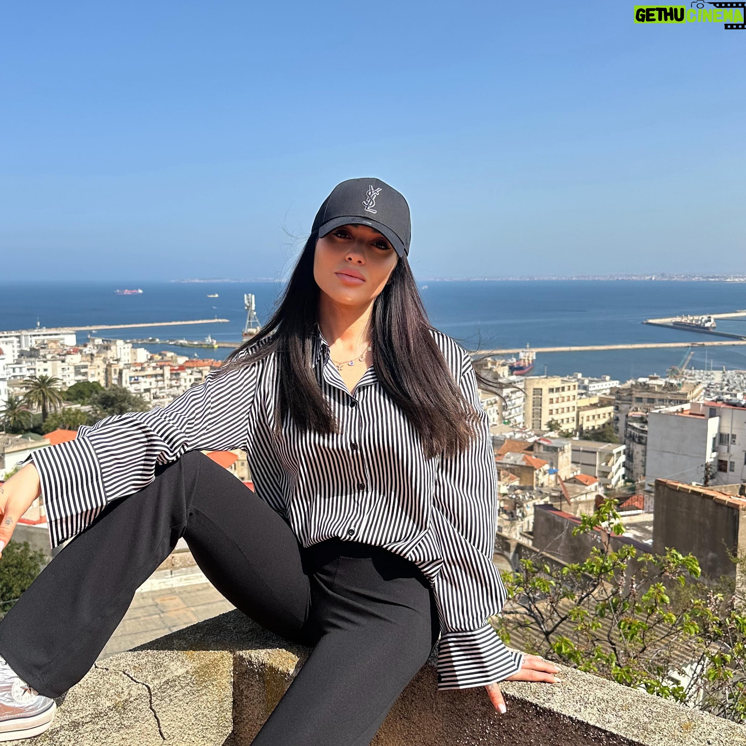 Laetitia Lina Derridj - 6K Likes - « Quand on passe par Alger, on traverse le miroir. On arrive avec une âme et l’on s’en va avec une autre, toute neuve, sublime. Alger vous change une personne d’un claquement de doigts. Alger! »