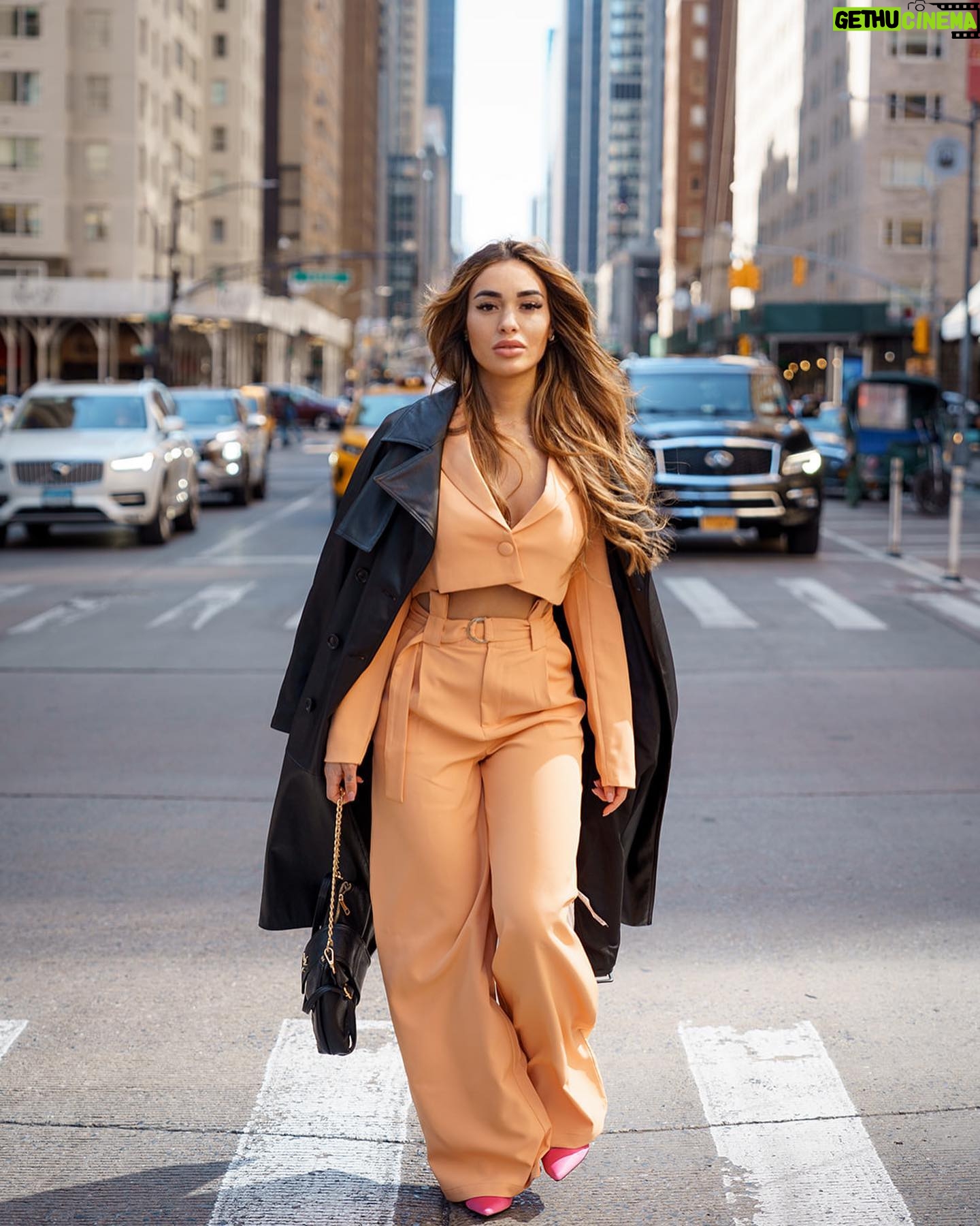 Laetitia Lina Derridj - 2.7K Likes - Thanks @boohoo ✌🏼
Outfit by @boohoo
Stylist @nellycaps