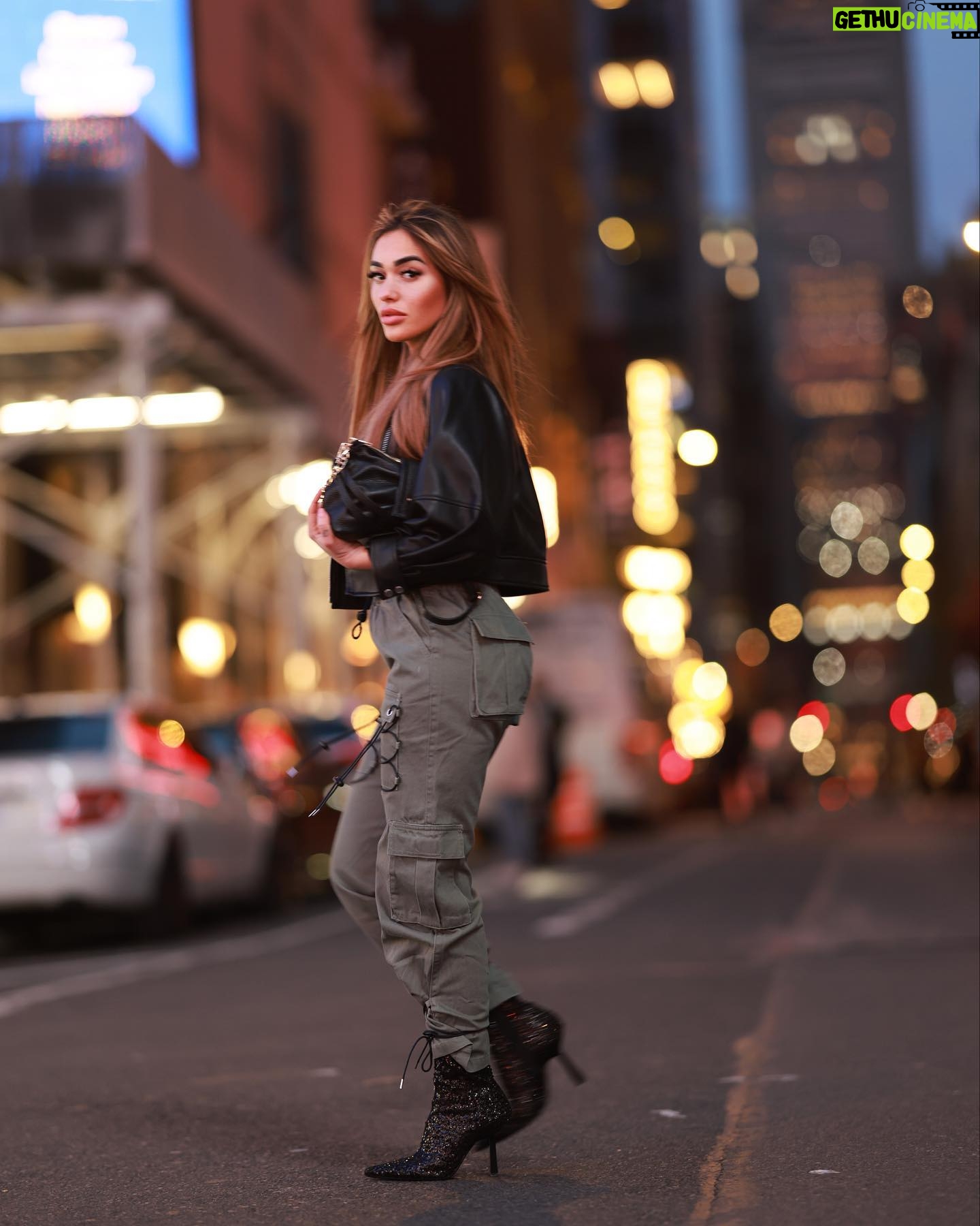 Laetitia Lina Derridj - 3K Likes - 🍎