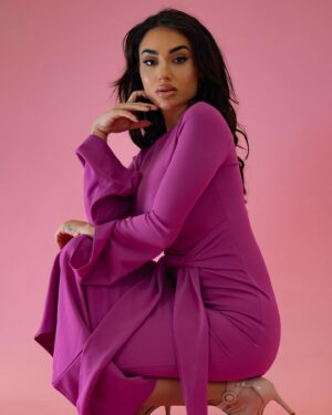 Laetitia Lina Derridj Instagram - La vie en rose 🩷

Remerciements à :
@boohoo 
@nellycaps pour le stylisme 
@i.w.a_agency 
@wence_entertainment 
@meliglow.studios pour le magnifique makeup 
@seigneurog et @37recordme à la 📸
🙏🏼