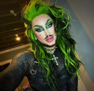 Laila McQueen Instagram - FR tho, how is Michael Myers, as an elderly man at this point, surviving all these end of movie near death attacks??? 
- 
Hair @ryanmurphyhair 
Eyes @ardellbeauty @sensoriumbeauty @sugarpill