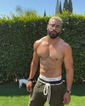 Laith Ashley Instagram - Was running around with the puppers trying to get rid of my tank tan, looked over to left and voilà 💫 .
This emoji is me; bucked teeth and all hehe 🤓
