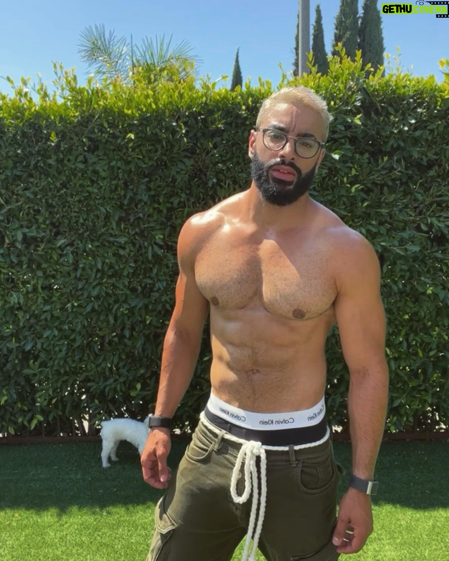 Laith Ashley - 45.2K Likes - Was running around with the puppers trying to get rid of my tank tan, looked over to left and voilà 💫 .
This emoji is me; bucked teeth and all hehe 🤓