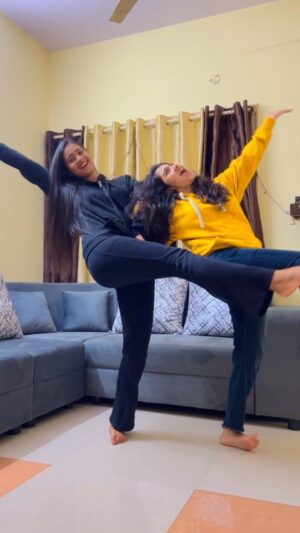 Laksha Shetty Instagram - 💛🖤🧿

#bff #bestfriends #happiness #love #happy #instagood #loveself #smile #beautiful #tomycrush #bhfyp #followme #beauty #trends #happyface #glow