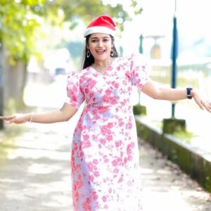 Lakshmi surendran Instagram - Merry Christmas...... 🤶🤶🎄🎄🤶🤶🎊🎊🎊🎊🎊😊😊
📸@picturesque_krishna
Costume @y_not_boutique
Makeup done by @vibefamilysalon
Edited by @numa_weddingstories
#christmas #chrismastrends #vettommovie #christianquotes #xmas #xmastree #merrychristmas