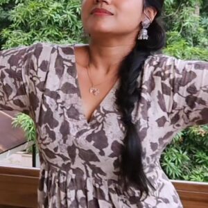 Lakshmi surendran Instagram - Just  trying ....
.📷 @_j_i_n_n__18 
Costume by @y_not_boutique 
@suryatv Anandharagam location 
#malayalamserialactress #suntv #suryatv #suryatv
#malayalamserial #dancer #dancelover #dance #instagram #instaviral #instadaily
