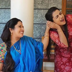 Lakshmi surendran Instagram - All the very best @suryatv  അമ്മക്കിളികൂട് serial team.....
From...ആനന്ദരാഗം team... surya tv 
Geethamma and veena 
🥰🥰🥰😃😃😀😀
@swapnatreasa 
@m_manjari 
Cam..@_j_i_n_n__18
My costume by @y_not_boutique
#suntv #suryatvserial #suryatv #ammakilikooduonsuryatv #ammakilikoodu TitleSong #ammakilikooduonsuryatv #motherahood #thesagaofmotherslove