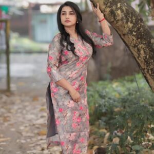 Lakshmi surendran Instagram - 😊😊😊😊🤗
Outfit: @y_not_boutique 
📸@picturesque_krishna
Simple makeup look @vibefamilysalon
#modeling #costumedesign #kottayam #kottayamkari
#serial #actress #malayalamserialactress