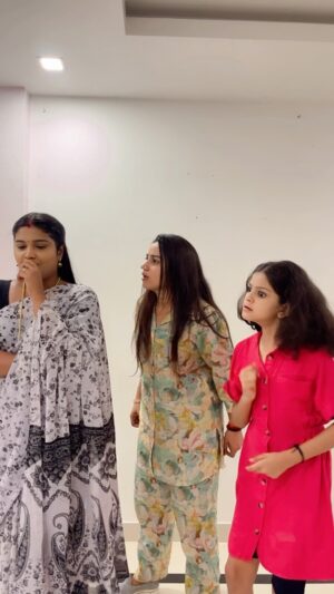 Lakshmi surendran Instagram - 1000 alla 2000 pere kondu varum 🤣 @lakshmisurendranofficial @saniya_rafi_ #reels #comedy #comedyreels #dialogue #malayalam #reelsinstagram #instadaily #trendingreels #innocent #saikumar #mukesh #mannarmathaispeaking