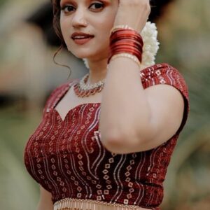 Lakshmi surendran Instagram - Happy vishu..........🥰🥰🥰🥰
 📸@shikku_j_official__ 
Outfit @_nehas_boutique_ 
Makeup @beyondlooks_make_up_studio
Accesories @vanithashop