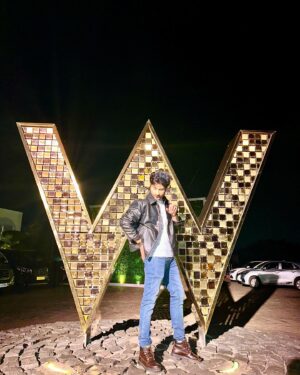 Lakshya Handa Instagram - 17 saal pehle suna tha bade W ke neeche 10 Kalol rupay hai , wahi lene aaya hu 
Kis kis ko chahiye 10 kalol ? 💰 💴 💵  #dhamaal 
#wgoa #goa #lookoftheday #lights #jackets #style