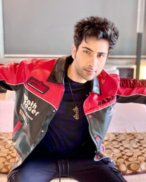 Lakshya Handa Instagram - Arz kiya hai
“Woh tumhe DP dikhake gumraah karegi, Magar tum AADHAAR card par ade rehna”
🤘😎😜