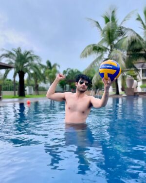 Lakshya Handa Instagram - I would rate this view Tan/tan 🌊 🏊 
.
.
.
#summer #tan #pool #swim