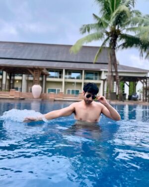 Lakshya Handa Instagram - I would rate this view Tan/tan 🌊 🏊 
.
.
.
#summer #tan #pool #swim