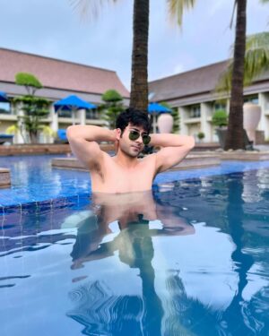 Lakshya Handa Instagram - I would rate this view Tan/tan 🌊 🏊 
.
.
.
#summer #tan #pool #swim
