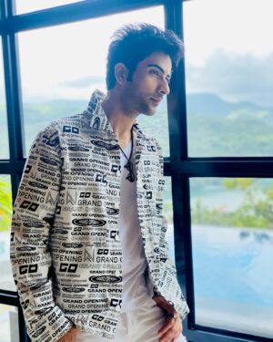 Lakshya Handa Instagram - Jinka new year par koi nahi hota, unka IIFA awards hota hai. 🤩🤩 #happynewyear #2024 #lastpostof2023 
I wish everyone peace , wealth , love . Blah blah .. ❤️
