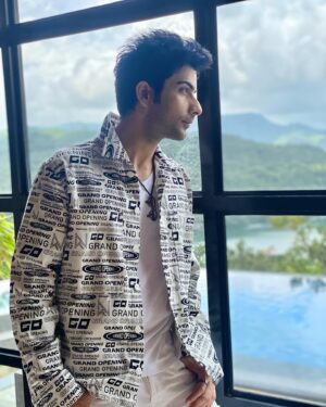 Lakshya Handa Instagram - Jinka new year par koi nahi hota, unka IIFA awards hota hai. 🤩🤩 #happynewyear #2024 #lastpostof2023 
I wish everyone peace , wealth , love . Blah blah .. ❤️