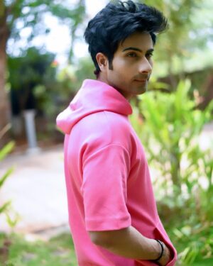 Lakshya Handa Instagram - Ye hoodie season bhi sirf logo ki be-hoodie harkate dekhne me hi nikal raha hai. 🤓😎🧐
#winters #hoodie #photooftheday
