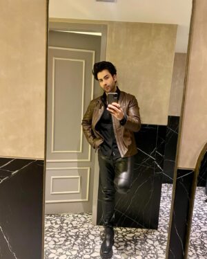 Lakshya Handa Instagram - Caption Nahi Hai , Tension Bhut Hai , Chahiye ? 🤓🥴
.
.
.
#lookoftheday #mood #caption #jacket #look #fashion #style #epitome