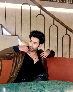 Lakshya Handa Instagram - Caption Nahi Hai , Tension Bhut Hai , Chahiye ? 🤓🥴
.
.
.
#lookoftheday #mood #caption #jacket #look #fashion #style #epitome