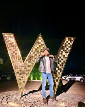 Lakshya Handa Instagram - 17 saal pehle suna tha bade W ke neeche 10 Kalol rupay hai , wahi lene aaya hu 
Kis kis ko chahiye 10 kalol ? 💰 💴 💵  #dhamaal 
#wgoa #goa #lookoftheday #lights #jackets #style