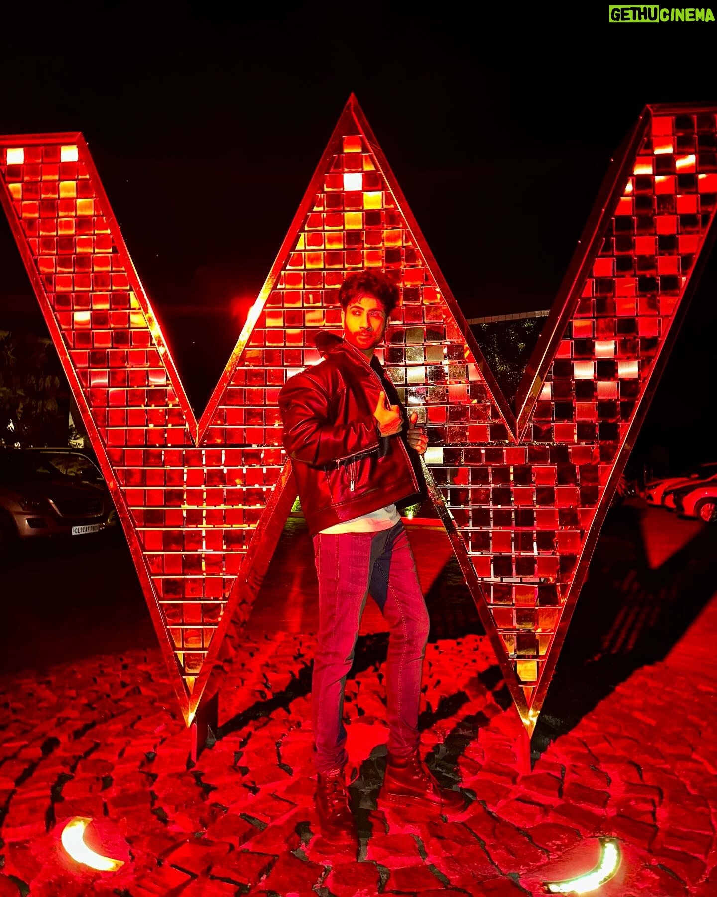 Lakshya Handa - 3 Likes - 17 saal pehle suna tha bade W ke neeche 10 Kalol rupay hai , wahi lene aaya hu
Kis kis ko chahiye 10 kalol ? 💰 💴 💵 #dhamaal
#wgoa #goa #lookoftheday #lights #jackets #style