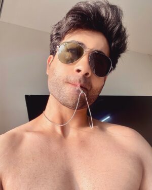 Lakshya Handa Instagram - Sun-kissed and feeling pun-tastic. ☀️ 🌞 😜 
Abki baar 50 degree paar … 😰 😥 🥵 
#heatwave #hotweather #postoftheday #selfie