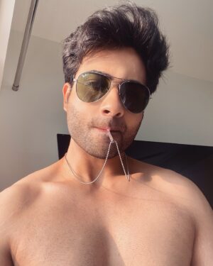 Lakshya Handa Instagram - Sun-kissed and feeling pun-tastic. ☀️ 🌞 😜 
Abki baar 50 degree paar … 😰 😥 🥵 
#heatwave #hotweather #postoftheday #selfie