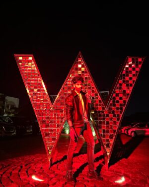 Lakshya Handa Instagram - 17 saal pehle suna tha bade W ke neeche 10 Kalol rupay hai , wahi lene aaya hu 
Kis kis ko chahiye 10 kalol ? 💰 💴 💵  #dhamaal 
#wgoa #goa #lookoftheday #lights #jackets #style