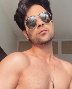 Lakshya Handa Instagram - Sun-kissed and feeling pun-tastic. ☀️ 🌞 😜 
Abki baar 50 degree paar … 😰 😥 🥵 
#heatwave #hotweather #postoftheday #selfie