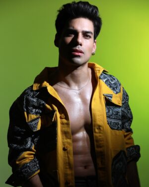 Lalo Brito Instagram - Soy el conjunto de buenas decisiones, como saber agradecer todas las oportunidades de mi día a día, tender la cama, convertir rutinas en hábitos saludables hasta que terminen siendo disciplina, tomar terapias físicas y mentales, alimentarme bien, saber escuchar mi templo, hacer conciencia de lo que necesita nuestro cuerpo y en sí un cúmulo de decisiones que créanme que al principio son sacrificios difíciles pero al final saben a victoria...

Director creativo: @tonyberber_ 
Foto: @pavelantonfoto 
Stylist: @viko_navarro 
Make up: @chris.makeupart 
Hairstylist: @daf_hairdresser 
Top: @boyfriendshirt 
Pants: @hypnosis.ort 
Logistica: @lubuffoni 
Bts: @liztlacuapa 
Total look: @kultmx 
Producción: @tonyberberproducciones 
Publicista: @xelhalimon 
¡GREAT TEAM! LOS 💚!
