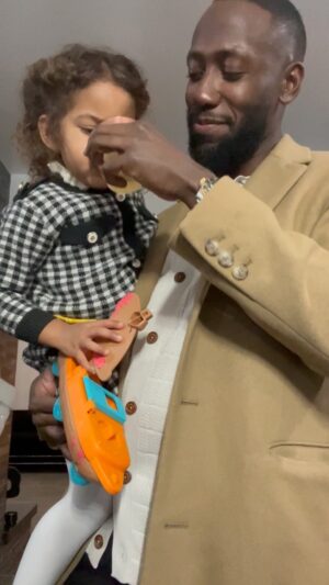 Lamorne Morris Instagram - So good! Once it hits your lips…

HAPPY NEW YEAR YALL. I TRULY LOVE EVERY ONE OF YOU! The way y’all support me in every single thing I do…dream come true!  Lily thinks you’re ok. 

Relax. It’s Sparkling Apple Cider. She doesn’t drink anymore.