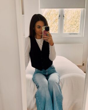 Lara McDonnell Instagram - the beginnings of 20 :)

thank you for all the birthday wishes over the last few weeks ❤️ 

and get your tickets for The Hills of California!!! it simply cannot be missed x