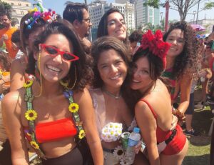 Lara Rodrigues Instagram - Viver é de fato uma festa! E, no meu ano que passou, essa festa foi algo do tipo “farofa da GKay”, rs .Teve de um tudo no esquema só acredito vendo - eu vi, vivi e quando olho pra trás ainda não acredito!  Fiz um cronograma pra 36 hrs que não caberiam em 15 dias dia sim dia também. 365 dias do ano. Senti frio na barriga, medo, mergulhei de peito aberto no escuro e dei passos esperando que o universo botasse o chão. E ele botou. 
Fiz tanta, tanta, coisa pela primeira vez! Realizei sonhos, viajei, mergulhei no mar, na cachoeira, em mim.. Casei com o amor da minha vida numa cerimônia digna de filme  e uma festa pra ficar na memória. Troquei alianças ao som de Careless Whisper . Fiz a vida caber em 6 malas e botei todo mundo num avião pra descobrir o novo, entrei na faculdade, terminei o primeiro período, escrevi e filmei 2 curtas, dei muita risada no processo. Trabalhei muito.  Tive ainda mais certeza de que quem tem amigos, de fato, tem tudo. E que quando há amor, sempre dá pé. Pulei 2 carnavais. 
Ganhei de presente de aniversário (ano passado e todos anos) o melhor, mais risonho, sem vergonha e encantador presente do mundo. 
Ri, chorei, brindei, brinquei, cantei música inventada de manhã, levei meus cachorros pra ver a neve e rasguei o peito pra toda e qualquer certeza que eu um dia tive. Tudo muda o tempo todo e como é incrível poder mudar também. E crescer. Vem que vem 32! Tamo aê 🤘✨🍷💅