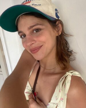 Lara Tremouroux Instagram - AMO este boné que comprei num brechó   registro de uma fake tatuada 🥰