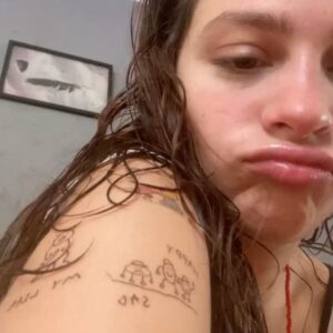 Lara Tremouroux Instagram - AMO este boné que comprei num brechó   registro de uma fake tatuada 🥰