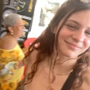 Lara Tremouroux Instagram - esse ano uma tendinite justo no pézin, só me restou um dia de folia sem muitos pulos rs, então segue registros do carnaval passado com meus de fé ❤️