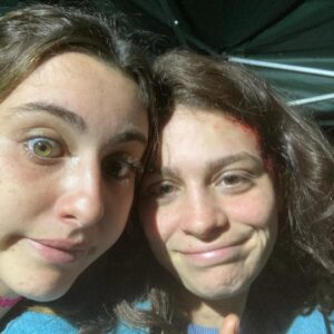 Lara Tremouroux Instagram - Ainda não tinha postado foto/vídeo caracterizada de ~morta rs por motivos de spoiler, masss é no primeiro episódio ;) vai achando que “Últimas Férias” é só jovem bebendo y dançando y se pegando. É também kkkk mas o mistério da morte da Malu segue até o último episódio ❤️ assiste lá!, só no @starplusbr. Caracterização gênia de @madefreitas, direção do meu parceiríssimo @danidixolieff