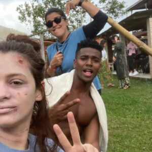 Lara Tremouroux Instagram - Ainda não tinha postado foto/vídeo caracterizada de ~morta rs por motivos de spoiler, masss é no primeiro episódio ;) vai achando que “Últimas Férias” é só jovem bebendo y dançando y se pegando. É também kkkk mas o mistério da morte da Malu segue até o último episódio ❤️ assiste lá!, só no @starplusbr. Caracterização gênia de @madefreitas, direção do meu parceiríssimo @danidixolieff