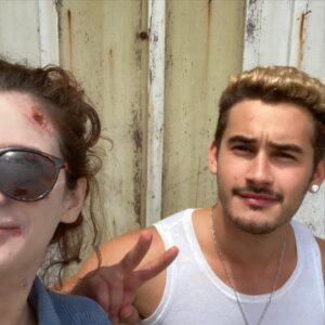 Lara Tremouroux Instagram - Ainda não tinha postado foto/vídeo caracterizada de ~morta rs por motivos de spoiler, masss é no primeiro episódio ;) vai achando que “Últimas Férias” é só jovem bebendo y dançando y se pegando. É também kkkk mas o mistério da morte da Malu segue até o último episódio ❤️ assiste lá!, só no @starplusbr. Caracterização gênia de @madefreitas, direção do meu parceiríssimo @danidixolieff