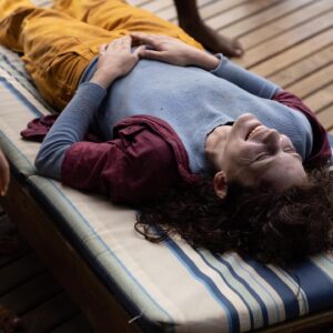 Lara Tremouroux Instagram - Ainda não tinha postado foto/vídeo caracterizada de ~morta rs por motivos de spoiler, masss é no primeiro episódio ;) vai achando que “Últimas Férias” é só jovem bebendo y dançando y se pegando. É também kkkk mas o mistério da morte da Malu segue até o último episódio ❤️ assiste lá!, só no @starplusbr. Caracterização gênia de @madefreitas, direção do meu parceiríssimo @danidixolieff