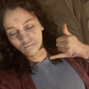Lara Tremouroux Instagram - Ainda não tinha postado foto/vídeo caracterizada de ~morta rs por motivos de spoiler, masss é no primeiro episódio ;) vai achando que “Últimas Férias” é só jovem bebendo y dançando y se pegando. É também kkkk mas o mistério da morte da Malu segue até o último episódio ❤️ assiste lá!, só no @starplusbr. Caracterização gênia de @madefreitas, direção do meu parceiríssimo @danidixolieff
