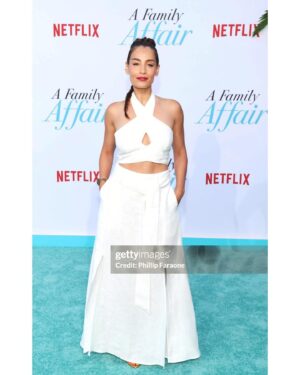 Lara Wolf Instagram - So wonderful to be invited to this lovely premiere of #afamilyaffair starring @nicolekidman @joeyking #zackeffron and the wonderful most beloved #kathybates @netflix @icon_pr @lifeofmelbe 💄🪮